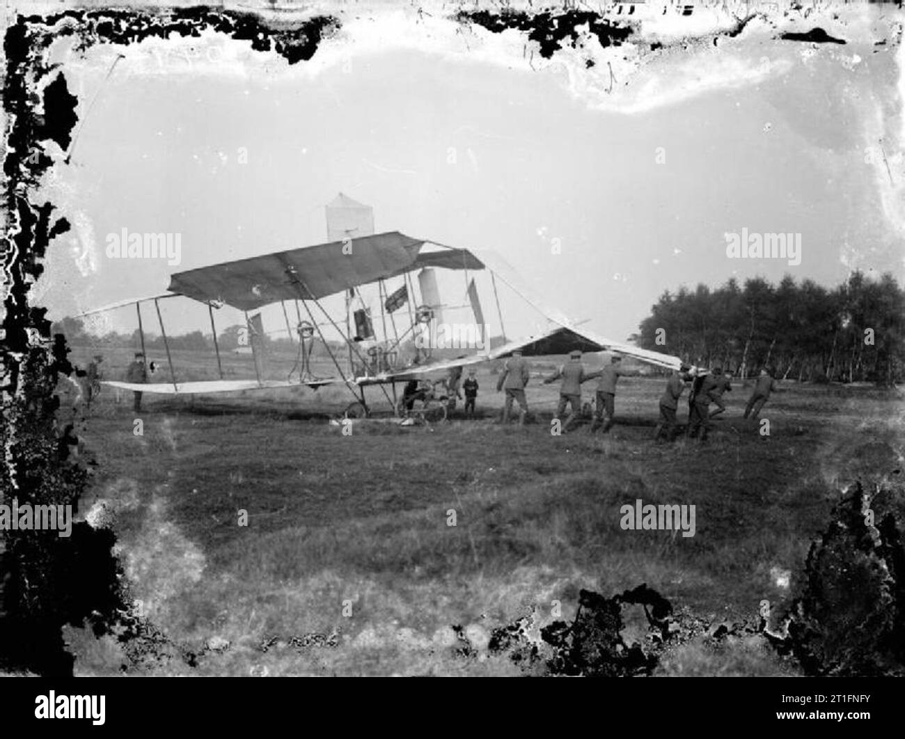 Aviazione in Gran Bretagna prima della Prima Guerra Mondiale esercito britannico aeromobile I dopo il crash sul primo volo, trasportato dai soldati. Cody iniziò la costruzione dell'Esercito britannico aeromobile I nel 1907 con il design simile al aquiloni e glider che aveva volato con successo. Essa aveva doppie eliche, catena azionata da un unico 50 hp Antonietta motore, le eliche erano situate dietro il bordo anteriore di e tra le ali superiore ed inferiore. Quando ebbe finito di costruire il velivolo Cody effettuata un esteso periodo di test per gli aeromobili che spesso comporta il luppolo da terra. In tutto questo per Foto Stock