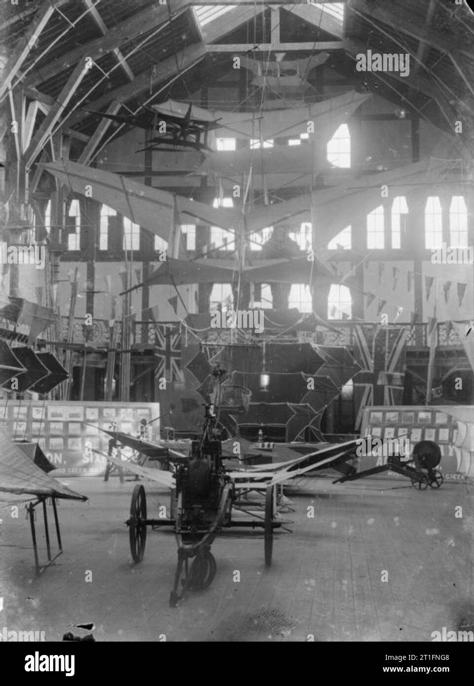Aviazione in Gran Bretagna prima della Prima Guerra Mondiale Cody aquiloni a Alexandra Palace sia sulla terra e sospese dal soffitto, nota il verricello sul suo carro in primo piano. La hall è stato addobbato con Union Jack's e pavese. Su due schede display dietro alcuni degli aquiloni sono alcune fotografie che mostrano il aquiloni in azione. Fu qui che Cody ha fatto molti concerti del suo Wild West Show e produzioni e aveva botteghe dove ha prodotto gli sfondi per le produzioni come pure la sua aquiloni. Da qui si trasferì al Crystal Palace e infine Laffan chiaro. Il più grande degli aquiloni presso il Foto Stock