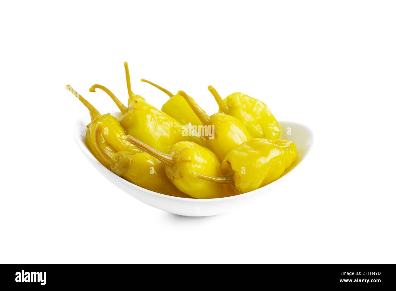 Pepe giallo, peperoncini o friggitelli in ciotola isolata su fondo bianco. Peperoncino marinato, tritato. Tradizionale italiano e greco c Foto Stock