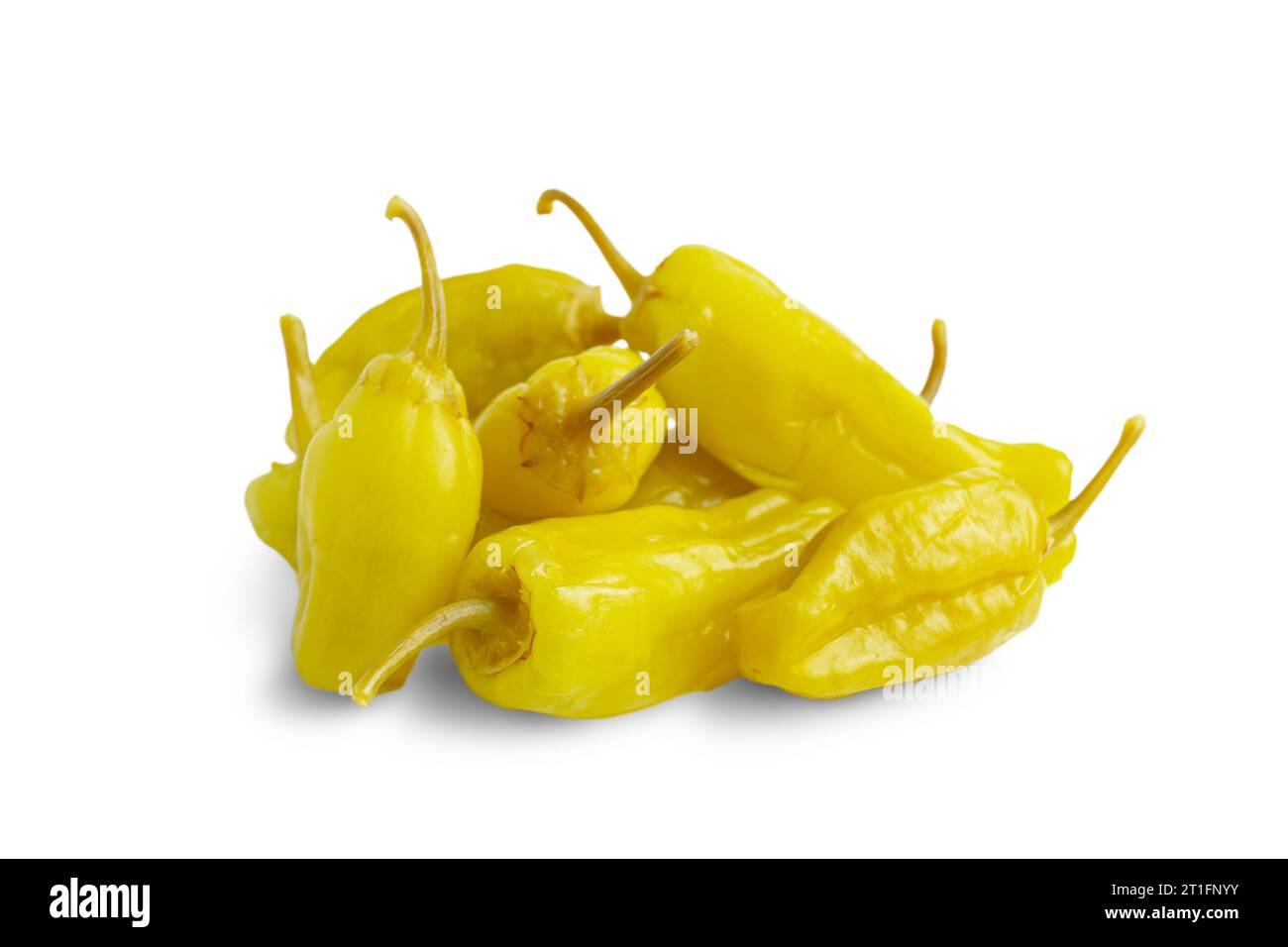 Mucchio di peperoni gialli, peperoncini o friggitelli sott'aceto, isolato su fondo bianco. Peperoncino marinato, tritato. Tradizionale italiano e greco Foto Stock