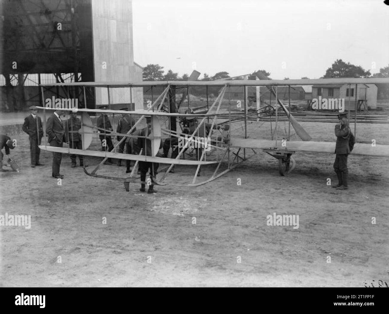 Aviazione in Gran Bretagna prima della Prima Guerra Mondiale il biplano Wright di proprietà di C S rotoli che egli ha donato all'esercito. (Rulli era una metà della coppia che possedeva la Rolls Royce motor company e fu anche il primo aviatore britannico che è stato ucciso in un incidente aereo il 6 luglio 1910 in un incontro di aero a Bournemouth, il crash è stato assistito da Cody che era un buon amico di rulli). Fotografia identica a RAE-O 617 aprt dalla mancanza di annotazione. Foto Stock