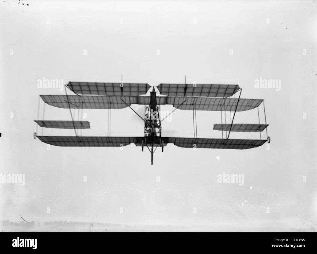 Aviazione in Gran Bretagna prima della Prima Guerra Mondiale Cody aeromobile mark II in volo flying overhead. La fotografia è praticamente una silhouette. Cody è costruito questo aeromobile nel 1910; il velivolo precedente era stata in diversi crash e la sofferenza è stata generalmente da uso costante. Il design di questo velivolo seguito linee simili al precedente anche se l'apertura alare è più breve di circa sei piedi e l'ala zona circa un terzo più piccolo. La singola elica era originariamente destinato ad essere alimentato da due 60 hp motori verdi (mark IIA) anche se i problemi con la sincronia significava che questo non è mai stato eseguito Foto Stock