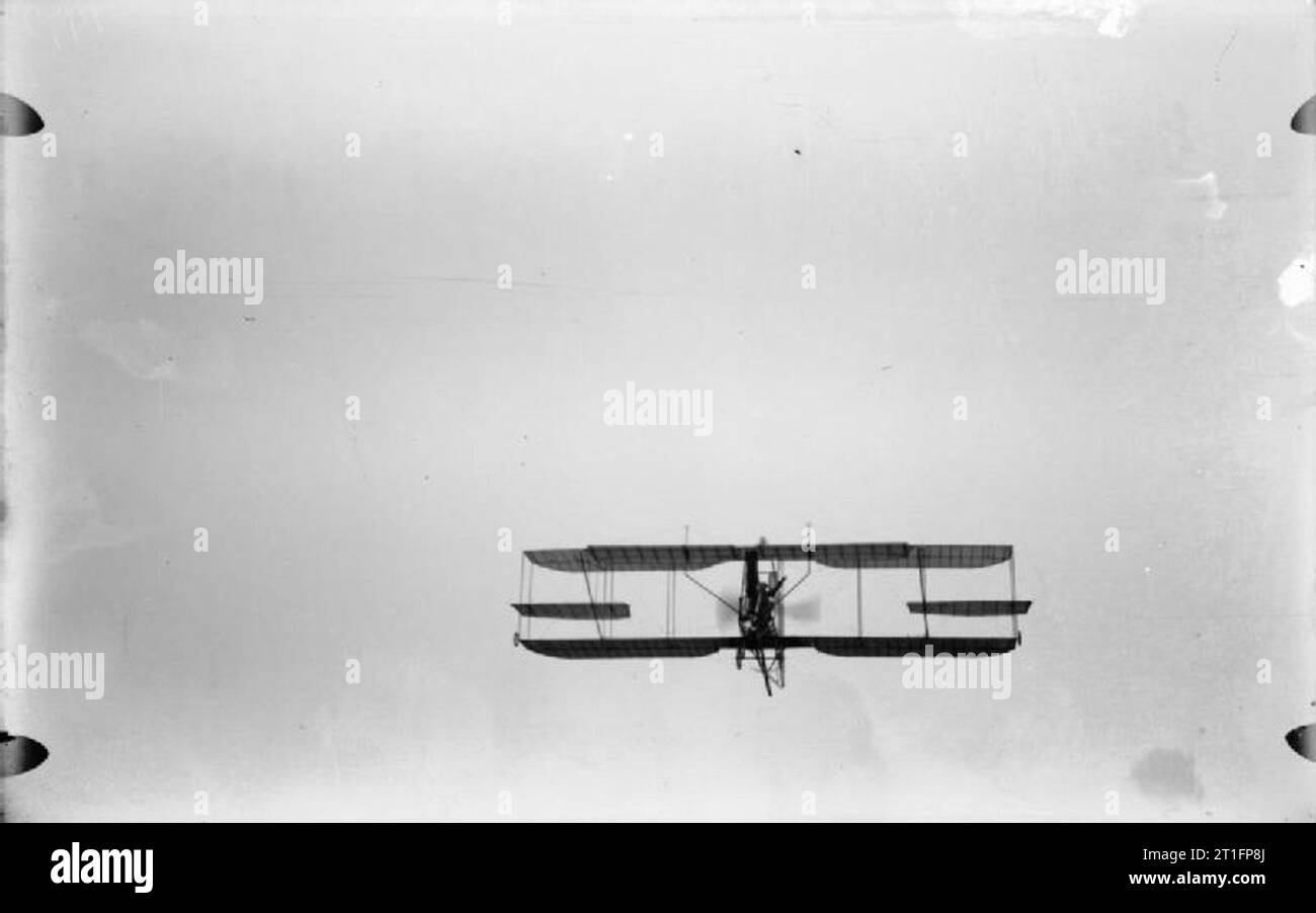 Aviazione in Gran Bretagna prima della Prima Guerra Mondiale Cody aeromobile mark II in volo. Cody è sventolata per la fotocamera mentre il velivolo è in procinto di volare overhead. Cody è costruito questo aeromobile nel 1910; il velivolo precedente era stata in diversi crash e la sofferenza è stata generalmente da uso costante. Il design di questo velivolo seguito linee simili al precedente anche se l'apertura alare è più breve di circa sei piedi e l'ala zona circa un terzo più piccolo. La singola elica era originariamente destinato ad essere alimentato da due 60 hp motori verdi (mark IIA) anche se i problemi con la sincronia significava che questo Foto Stock