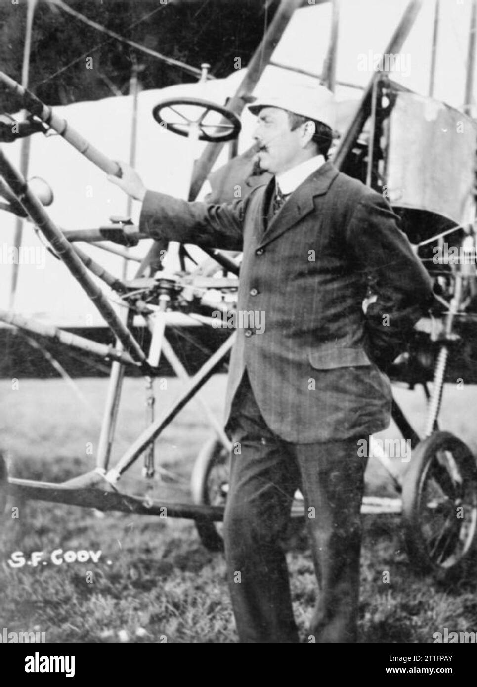 Aviazione in Gran Bretagna prima della prima guerra mondiale un buon quasi a piena lunghezza ritratto di Cody indossa una tuta e cravatta in piedi accanto ad un cockpit di Cody aeromobile Mark III. Il mark III era più piccolo e più leggero di Cody di aeromobili precedente con questa compensazione per la relativamente bassa potenza di uscita del motore verde. Ha seguito un disegno simile ed era equipaggiato con doppi timoni posteriori. Ci sono stati 32 partecipanti per la gara in Gran Bretagna e in Europa con 21 effettivamente di partenza della gara. Cody è stato l'unico pilota / designer / costruttore in gara con molti degli altri partecipanti essendo internationall Foto Stock