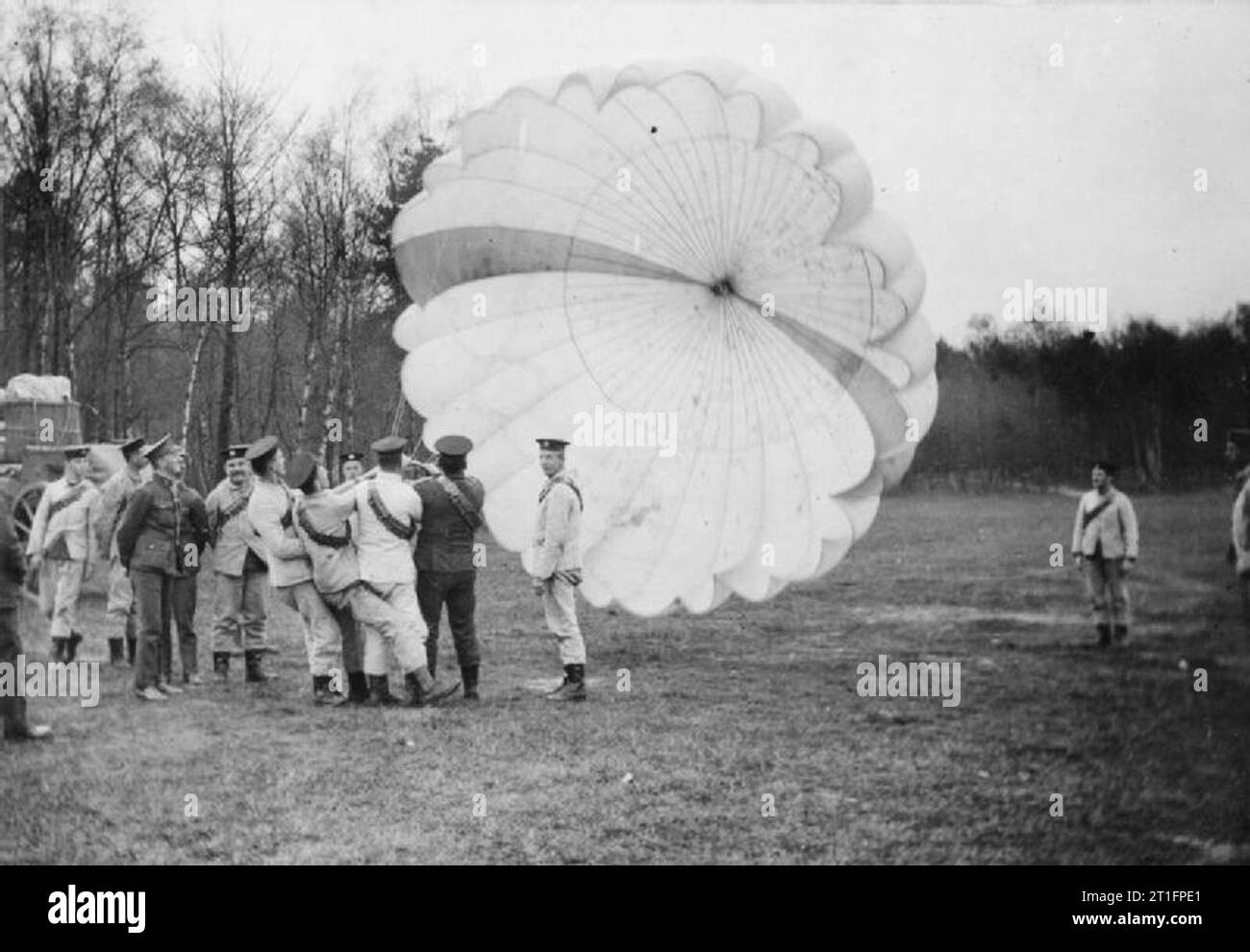 Aeromobili e palloncini utilizzati da alcuni dei pionieri dell'aria che erano contemporaneo con Samuel Franklin Cody. Un gruppo di soldati testando un paracadute precoce sul terreno. Foto Stock