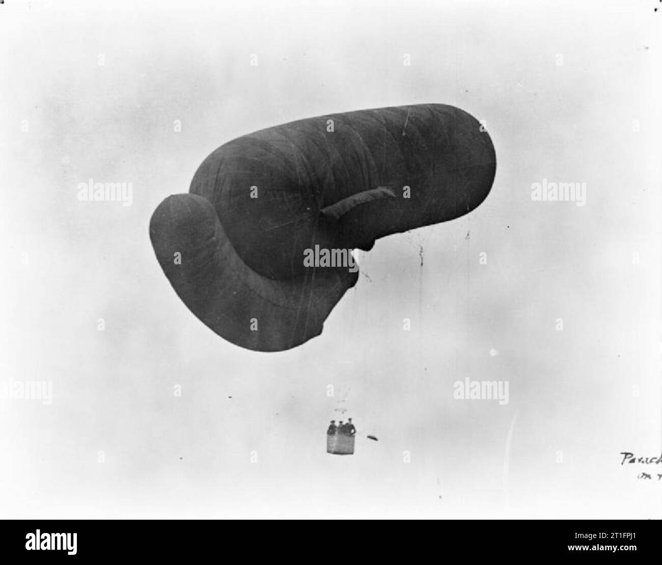Aeromobili e palloncini utilizzati da alcuni dei pionieri dell'aria che erano contemporaneo con Samuel Franklin Cody. Un aquilone di osservazione il palloncino e il cestello nell'aria. Foto Stock
