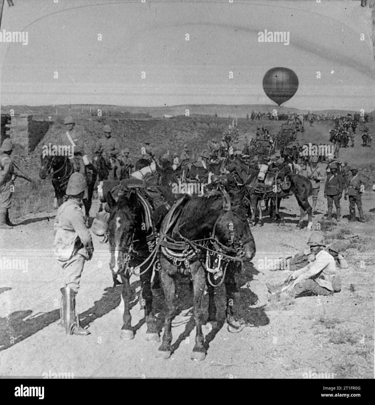 La seconda guerra boera, pallone da ricognizione militare del 1899-1902 con una scorta. Ci vollero quattro carri per trasportare i tubi del gas e uno per trasportare l'attrezzatura, ogni carro era trainato da quattro cavalli. Due carrelli in più portavano il bagaglio. Foto Stock