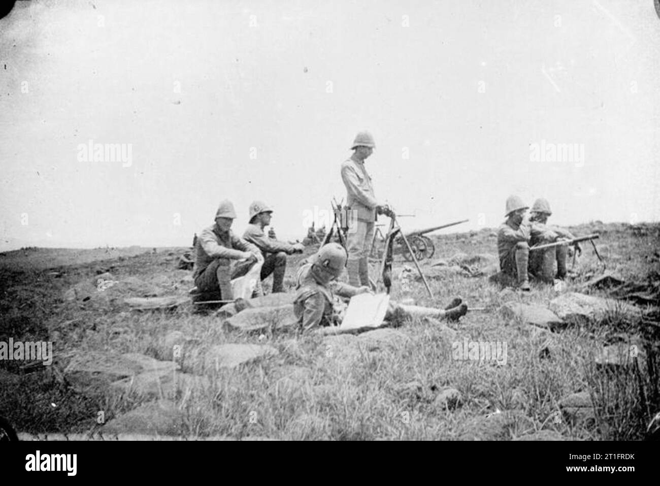 La Seconda guerra boera, 1899-1902 Sezione di segnalazione della Royal Artillery distacco passando informazioni ad altre unità tramite un heliograph. Nota un 4.7 pollici pistola di artiglieria in background. Il distacco può essere attaccata alla Dublin Fusiliers. Foto Stock