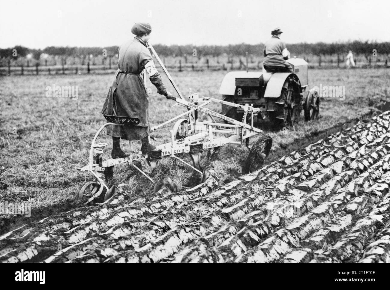 Agricoltura in Gran Bretagna durante la Prima guerra mondiale i membri di delle donne nell esercito azionare un Ipswich-fatto tre-solco aratro con un trattore durante la Prima Guerra Mondiale. Foto Stock