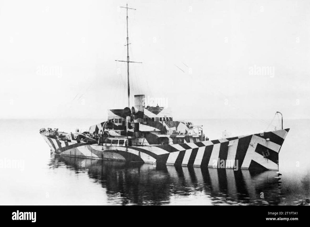 Fotografia di British Kil pattuglia di classe cannoniere HMS Kilbride dipinte di abbagliare il camuffamento. Foto Stock