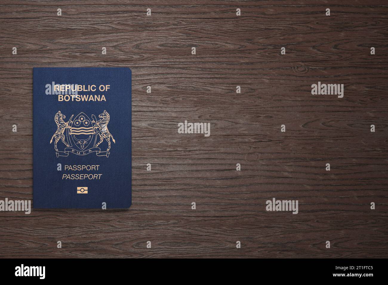 Passaporto Botswana su sfondo di legno, vista dall'alto Foto Stock