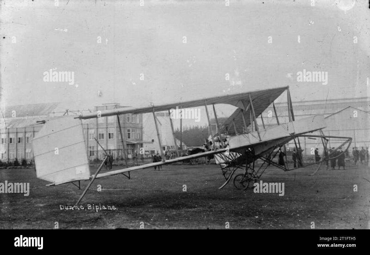 Aviazione in Gran Bretagna prima della prima guerra mondiale un biplano Dunne sul terreno. Nota le insolite a v spazzate indietro ali, questa forma di ala significava che l'aeromobile era intrinsecamente stabile (piloti potrebbe tranquillamente rimuovere entrambe le mani dai comandi per intervalli di tempo significativi). Il velivolo è stato progettato da Lt John Dunne con finanziamento dalla guerra in ufficio. Principalmente a causa della mancanza di un potente motore a sufficienza il velivolo, che è stato sviluppato attraverso 1908 in gran segreto a Blair Atholl in Scozia è stata solo in grado di volare su piccole distanze in corrispondenza di un tempo, a causa di questo finanziamento è stato arrestato. Foto Stock