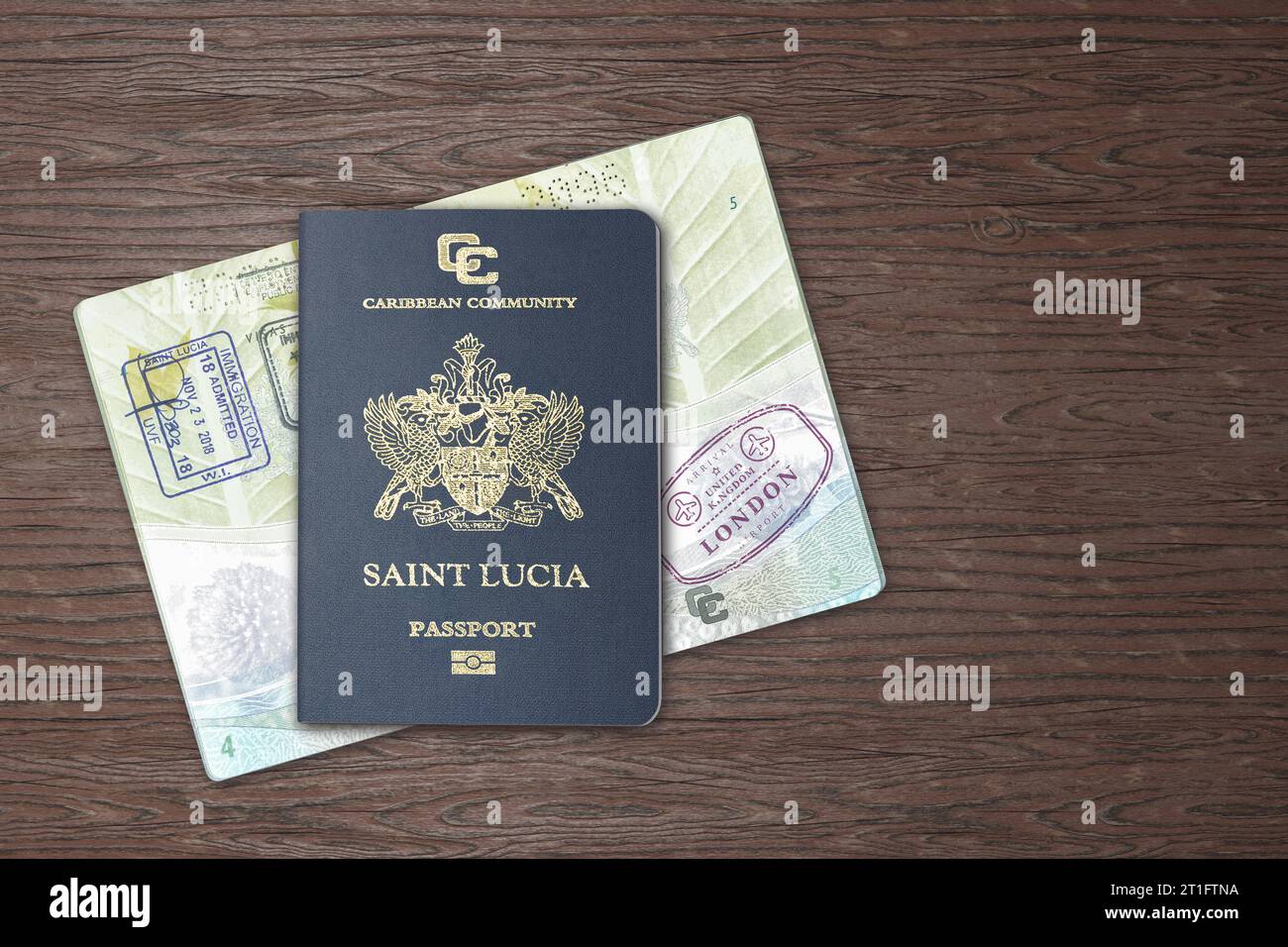 Due passaporti di Santa Lucia, uno dei quali aperto e con francobolli internazionali dell'aeroporto Foto Stock