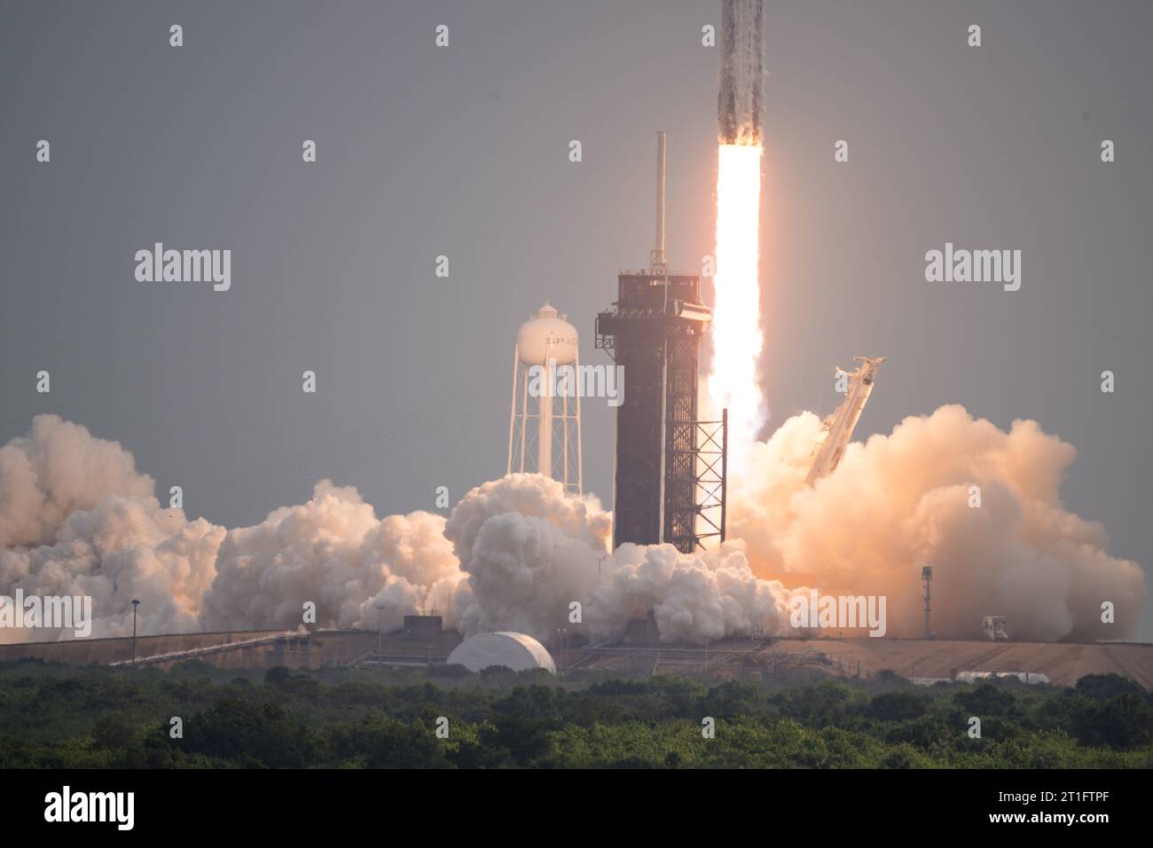 Cape Canaveral, Stati Uniti d'America. 13 ottobre 2023. Un razzo SpaceX Falcon Heavy con la navicella Psyche a bordo esplode sul Launch Complex 39A al Kennedy Space Center, il 13 ottobre 2023, a Cape Canaveral, Florida. Il razzo trasporterà la sonda NASA Psyche su un asteroide ricco di metalli che orbita attorno al Sole. Crediti: Aubrey Gemignani/NASA/Alamy Live News Foto Stock