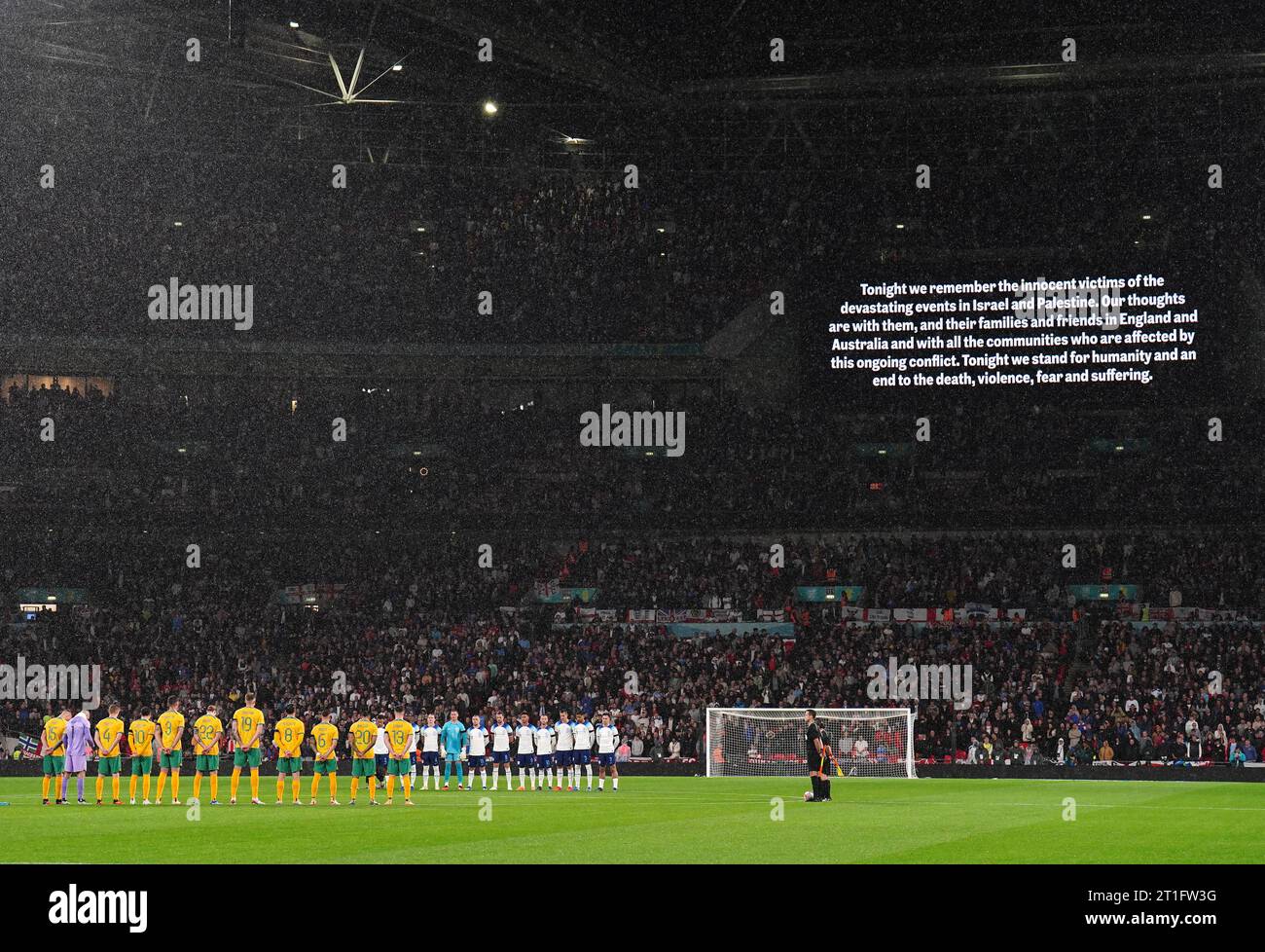 I giocatori osservano un minuto di silenzio per le vittime del conflitto israelo-palestinese in vista della partita amichevole internazionale allo stadio Wembley di Londra. Data immagine: Venerdì 13 ottobre 2023. Foto Stock