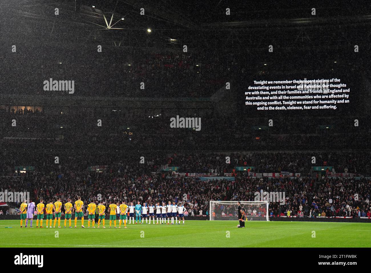 I giocatori osservano un minuto di silenzio per le vittime del conflitto israelo-palestinese in vista della partita amichevole internazionale allo stadio Wembley di Londra. Data immagine: Venerdì 13 ottobre 2023. Foto Stock