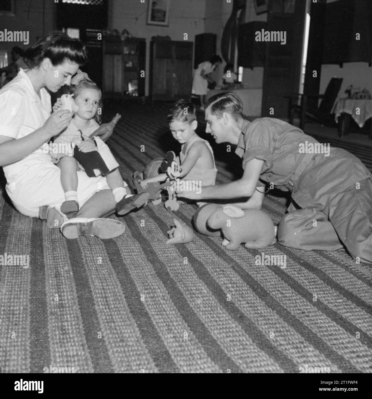 Rilasciato British di prigionieri di guerra e gli internati civili di ritornare a casa alla caserma di Echelon in Columbo, Gunner W Bryant, che fu fatto prigioniero alla caduta di Singapore, gioca con i suoi figli, Bill all età di cinque anni e Janet di età compresa tra i quattro, mentre sua moglie è lontano ottenendo nuovi vestiti. Foto Stock