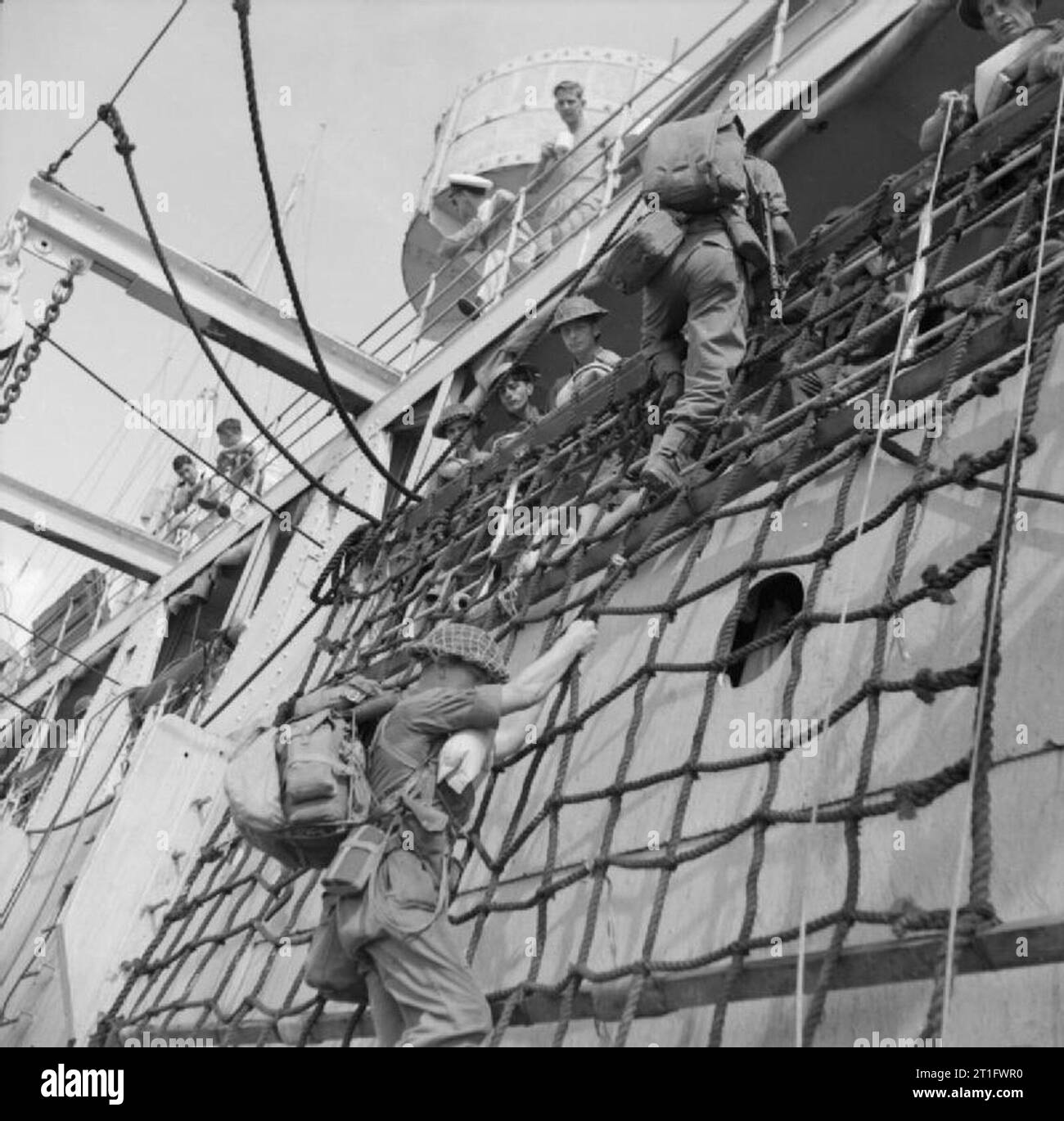 L'esercito britannico in Birmania 1945 truppe scramble reti giù dalla loro nave per una landing craft all'inizio dell'invasione dell'isola Ramree, 21 gennaio 1945. Foto Stock
