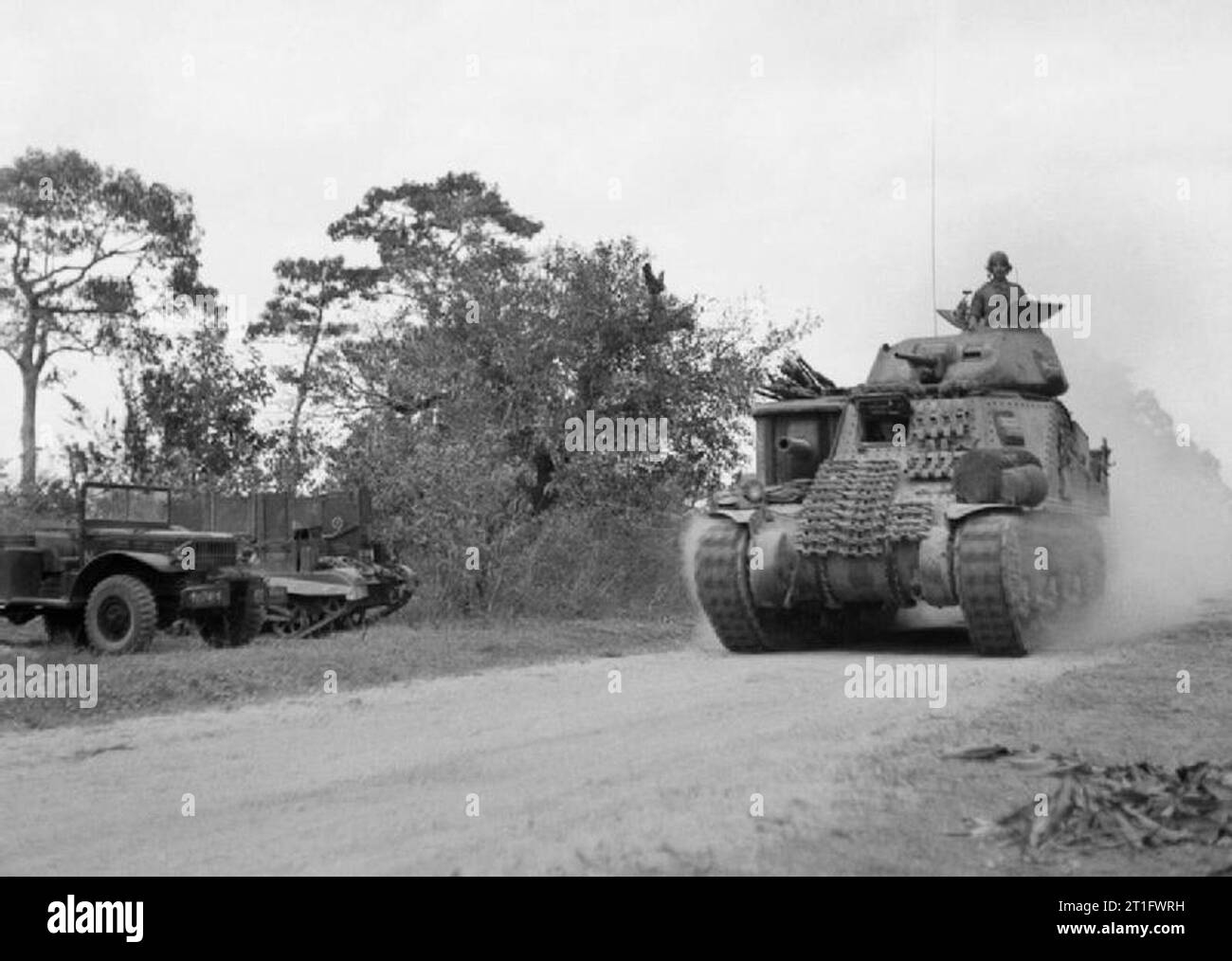 L'esercito britannico in Birmania 1945 un serbatoio di sovvenzione si sposta fino a sostenere la ventiseiesima Indian divisione di fanteria sull isola Ramree, Gennaio 1945. Foto Stock