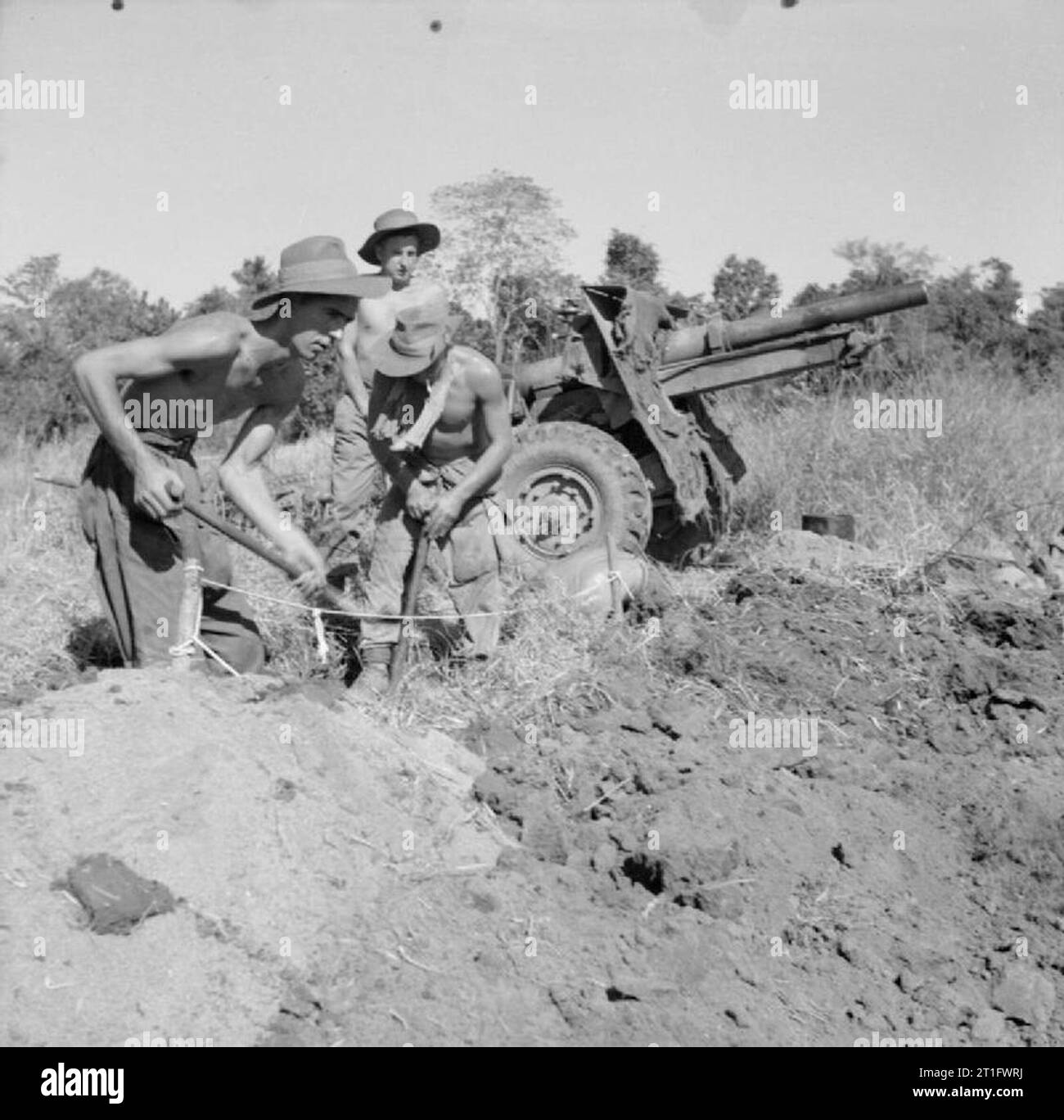 L'esercito britannico in Birmania 1945 uomini della trentaseiesima divisione di fanteria scavare una fossa di pistola per loro 25-pdr campo di pistola prima di assumere la posizione dal fiume Shweli, febbraio 1945. Foto Stock