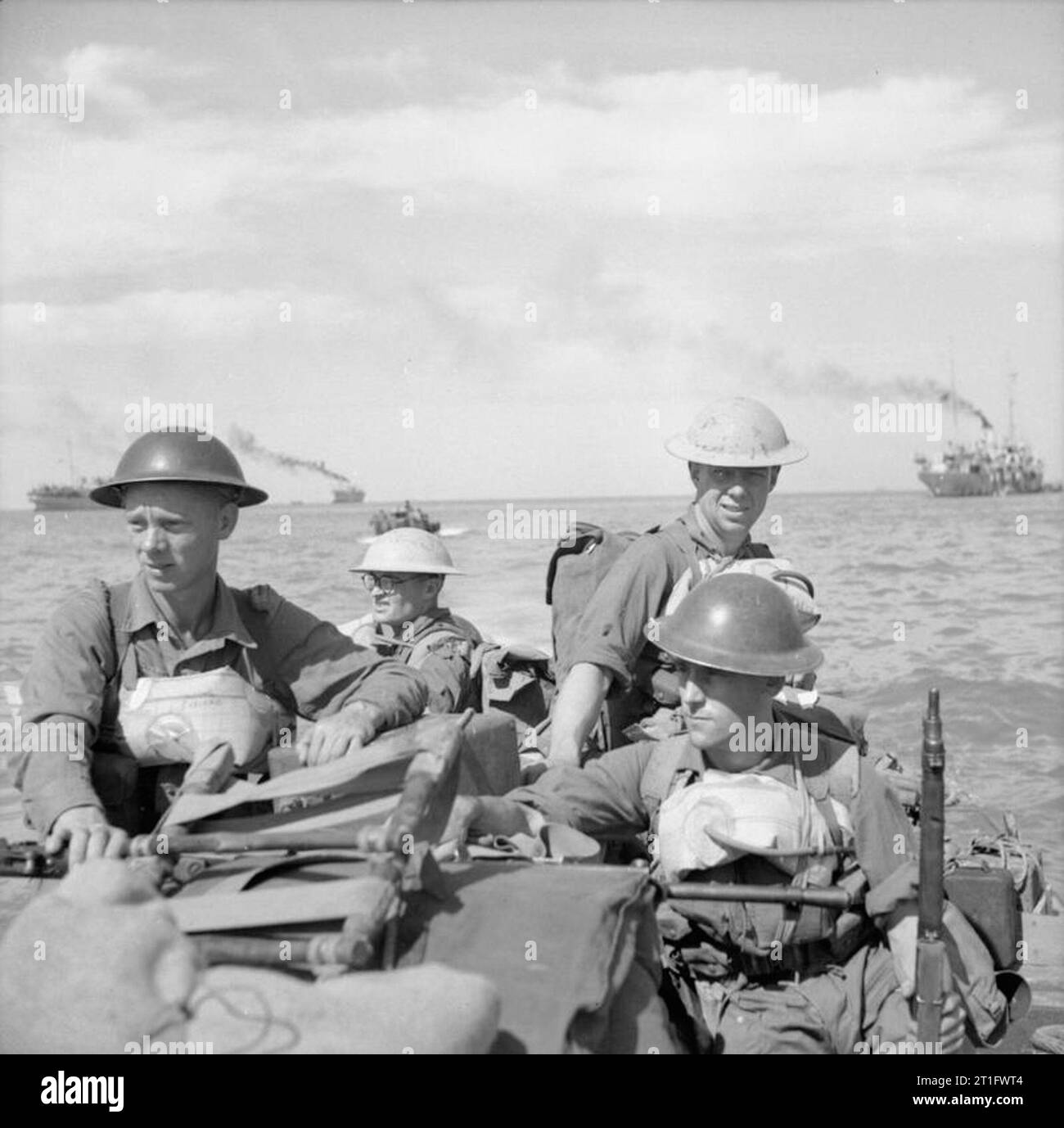 L'esercito britannico in Birmania 1945 le truppe britanniche in una landing craft fare il loro modo a terra sul Ramree Island, 21 gennaio 1945. Foto Stock