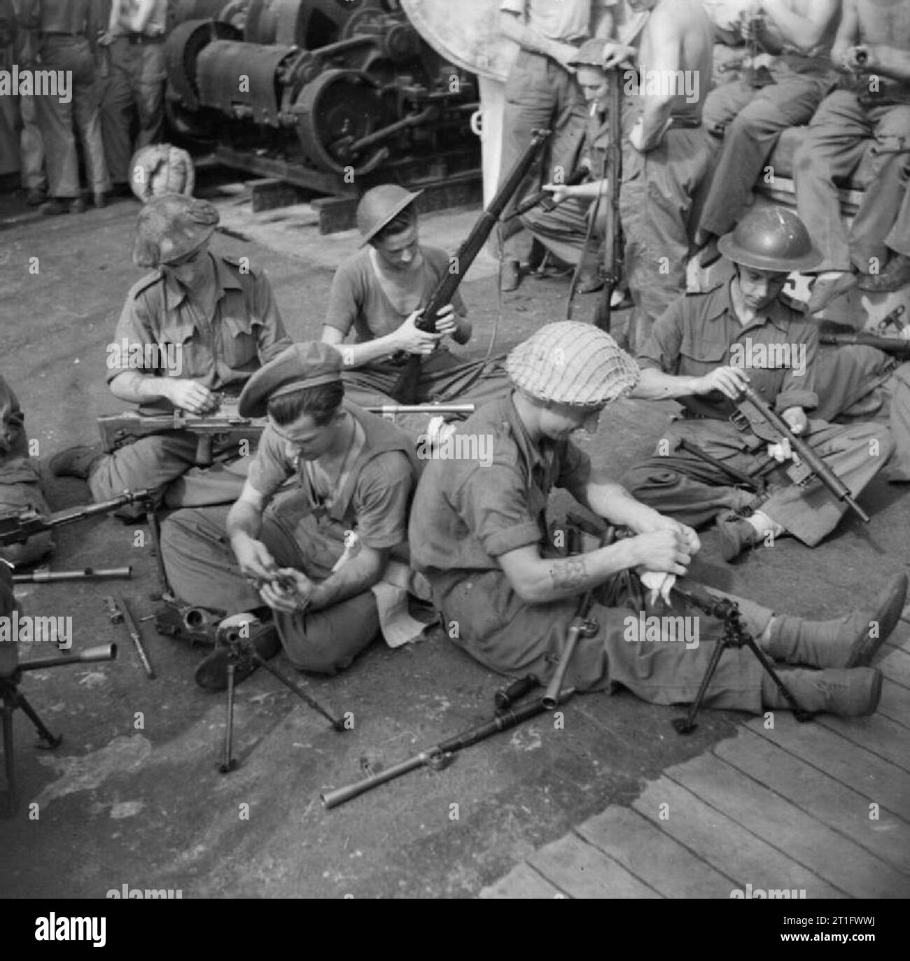 L'esercito britannico in Birmania 1945 truppe pulire le loro armi a bordo di una nave, parte della forza di invasione sul suo modo di Ramree island, 21 gennaio 1945. Foto Stock