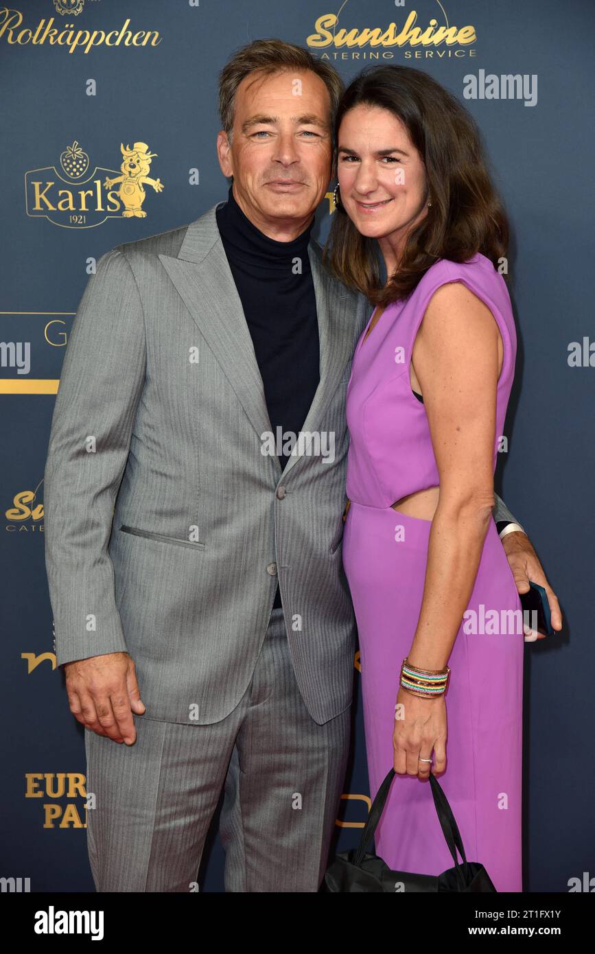 Jan Sosniok mit Ehefrau Nadine Sosniok bei der VERLEIHUNG DER GOLDENEN HENNE 2023 a der Media City a Lipsia am 13.10.2023 - Roter Teppich *** Jan Sosniok con la moglie Nadine Sosniok al PREMIO GOLDEN HEN 2023 in la città dei media a Lipsia, su 13 10 2023 Red Carpet Foto Stock