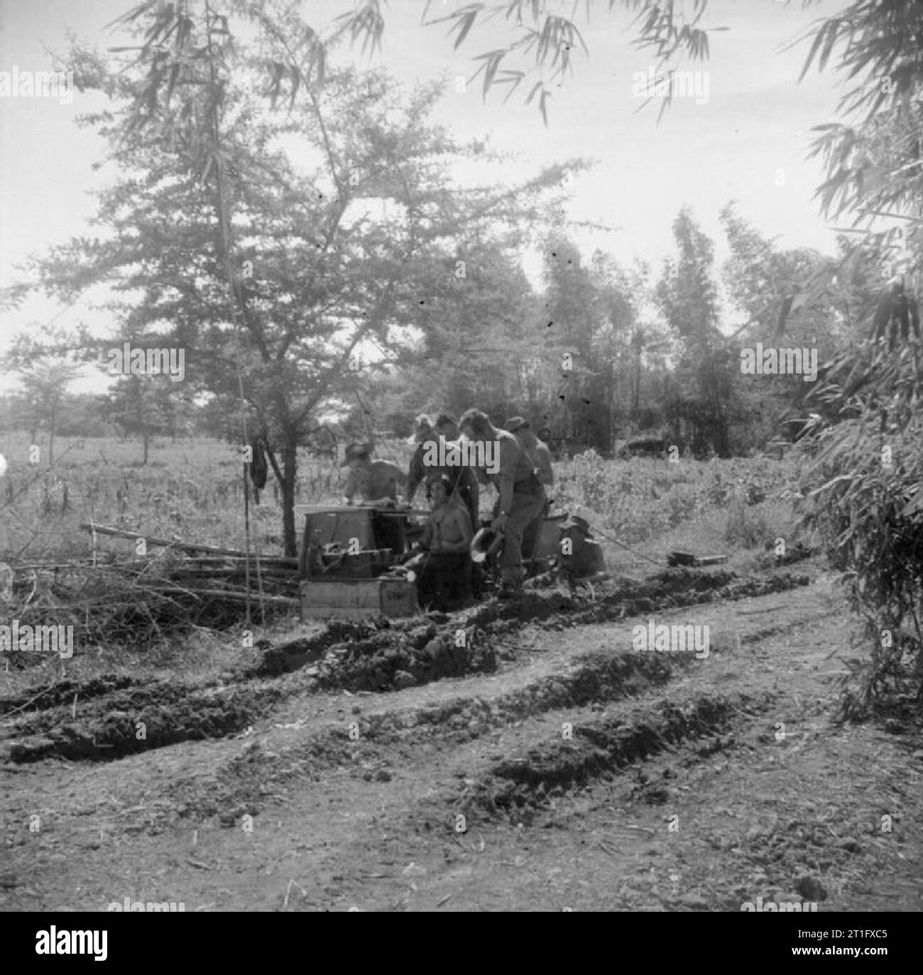 L'occupazione inglese di Java un posto di comando presidiata da soldati del Berkshire Yeomanry nella campagna fuori Surabaya (Soerabaja). Qui il Berkshires, ora un reggimento di artiglieria, fornire campo di pistola supporto alla fanteria indiano tenendo la linea perimetrale attorno alla città. Foto Stock