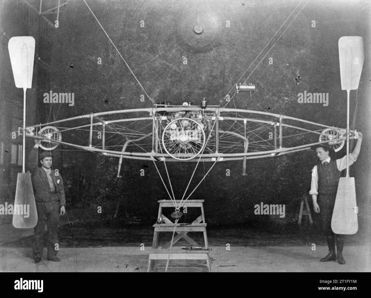 Aviazione in Gran Bretagna prima della Prima Guerra Mondiale la trazione sulle due eliche Nulli Secundus ho tenuto da due uomini. Cody è stato responsabile del design della navicella e del longherone telaio che fissata la navicella al dirigibile busta e tenuta quest'ultimo rigida. La costruzione del telaio da hickory, abete e bambù seguito linee simili ai metodi utilizzati per i suoi aquiloni e alianti. Sembra come se il motore e delle eliche è stata staccata dal dirigibile busta che può essere visto in background. Fu in questo dirigibile che Cody e il Colonnello Capper del palloncino scuola a Aldersh Foto Stock