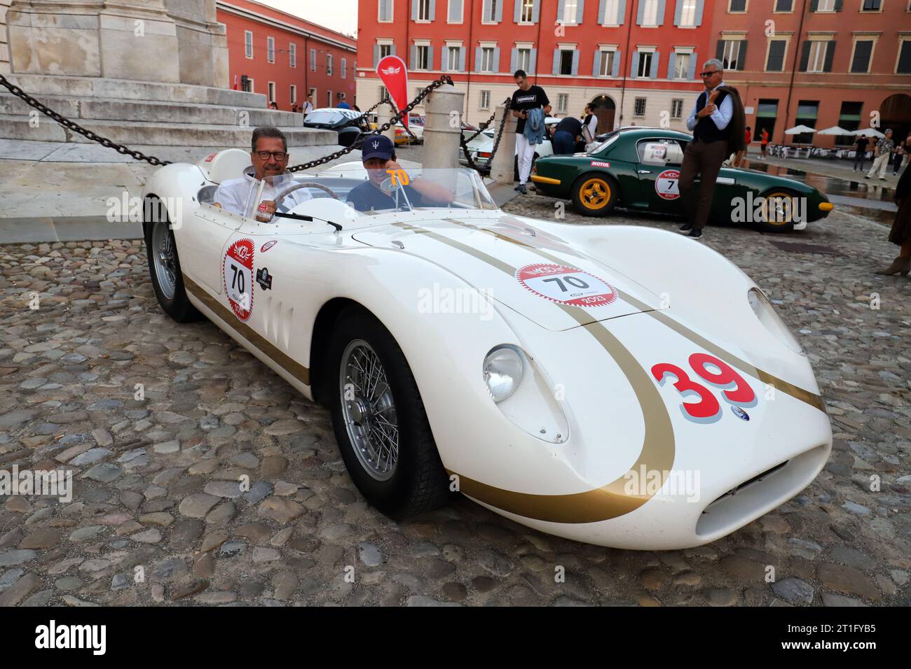 Modena, Italia, 3 - 2023 ottobre, Maserati 200 S auto sportiva d'epoca (1955) con piloti, mostra sportiva pubblica in città Foto Stock