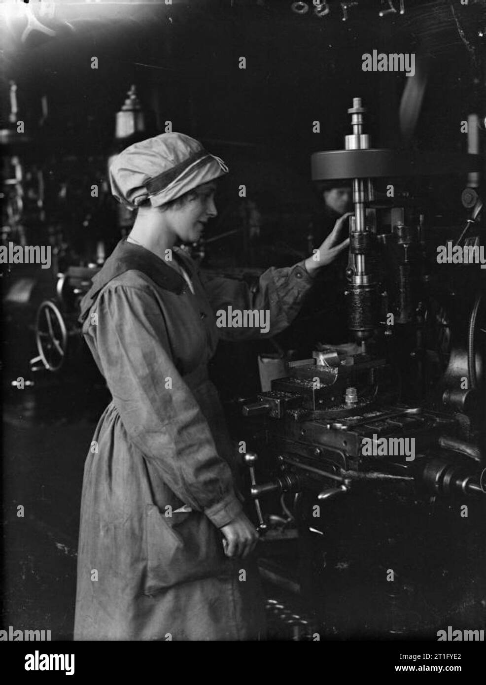 Costruzione navale durante la Prima Guerra Mondiale una ragazza di funzionamento verticale di una macchina fresatrice a sigg. Swan Hunter e Wigham Richardson, Ltd. Opere, Wallsend. Foto Stock