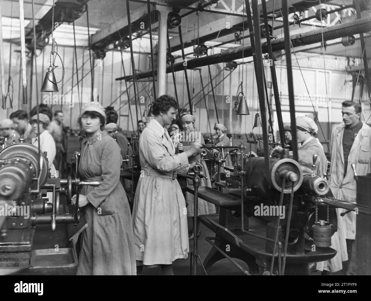 Olive Edis; Iwm fotografo della donna di servizi in Francia 1919 Riparazione del motore negozi, R.A.F. Il Q.M.A.A.C. lavorando nel negozio di macchina. Pont de l'Arche. Foto Stock