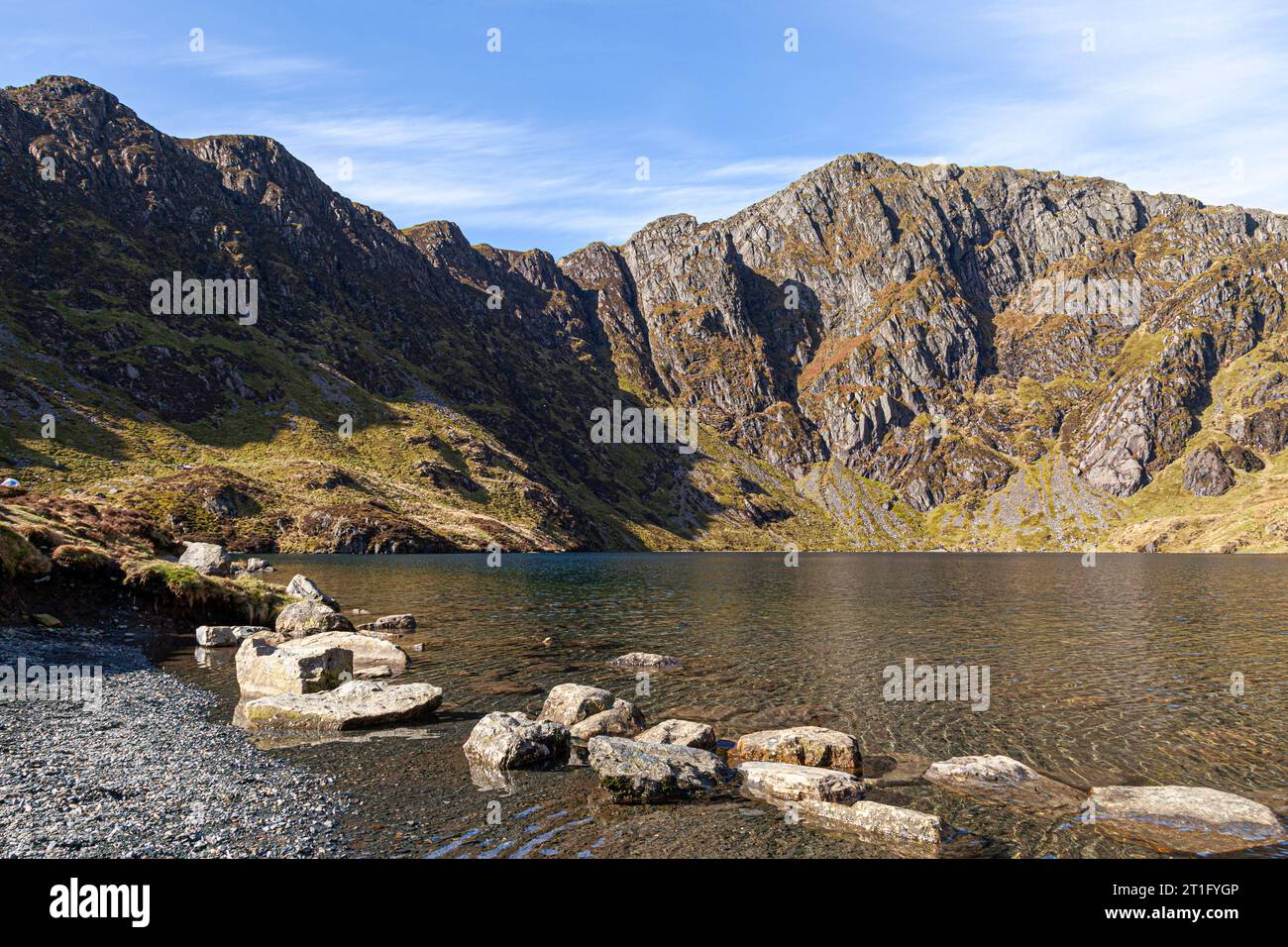 Llyn Cau, uno dei laghi che si possono trovare sul Cadair Idris. Questo lago è appena fuori dal sentiero del Minfordd, una delle principali vie per la vetta ed è Foto Stock