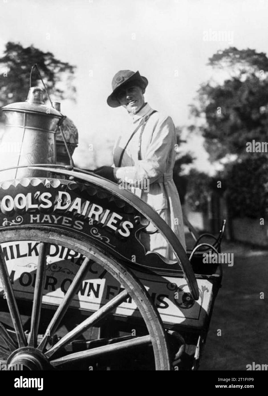 Donne al lavoro durante la Prima Guerra Mondiale un ritratto di un sorridente milkwoman come stand ella sul suo carrello di caseificio al sole. Le parole 'Pool di Latterie' e 'Hayes' può essere visto sul lato del carrello e un grande bidone di latte può anche essere visto. Non è chiaro se questa fotografia è stata scattata a Hayes nel Kent o Hayes in Middlesex. Foto Stock