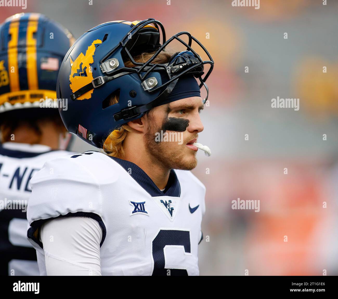 12 ottobre 2023: Il quarterback della West Virginia Garrett Greene (6) prima dell'inizio di una partita di football universitario della NCAA tra gli Houston Cougars e i West Virginia Mountaineers il 12 ottobre 2023 a Houston. (Immagine di credito: © Scott Coleman/ZUMA Press Wire) SOLO USO EDITORIALE! Non per USO commerciale! Foto Stock