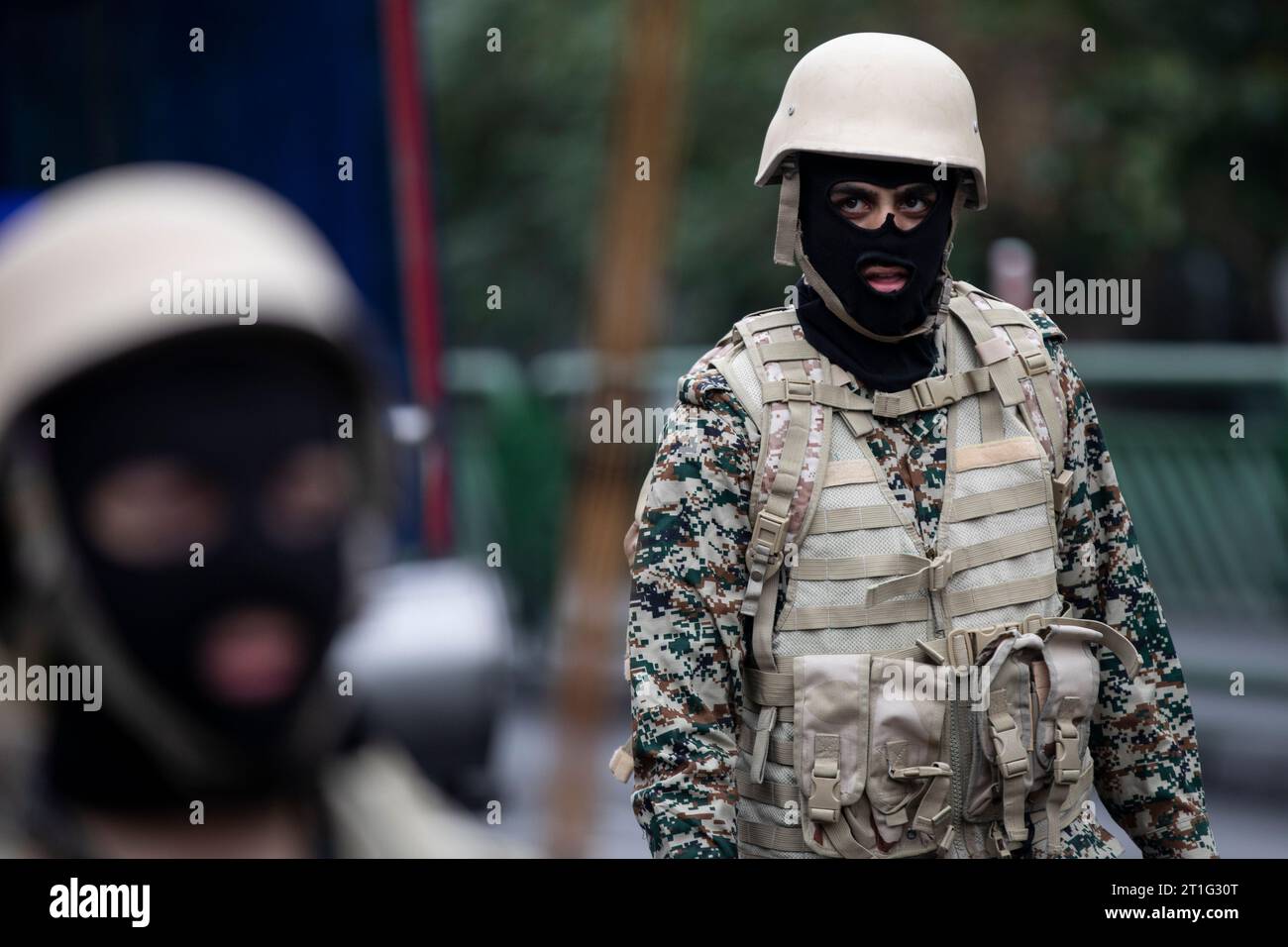 Teheran, Iran. 13 ottobre 2023. Un membro della forza paramilitare iraniana Basij, nello stile dei militanti palestinesi e libanesi, partecipa a una manifestazione pro-palestinese prima della preghiera del venerdì a Teheran, Iran, venerdì 13 ottobre 2023. (Foto di Sobhan Farajvan/Pacific Press) credito: Pacific Press Media Production Corp./Alamy Live News Foto Stock