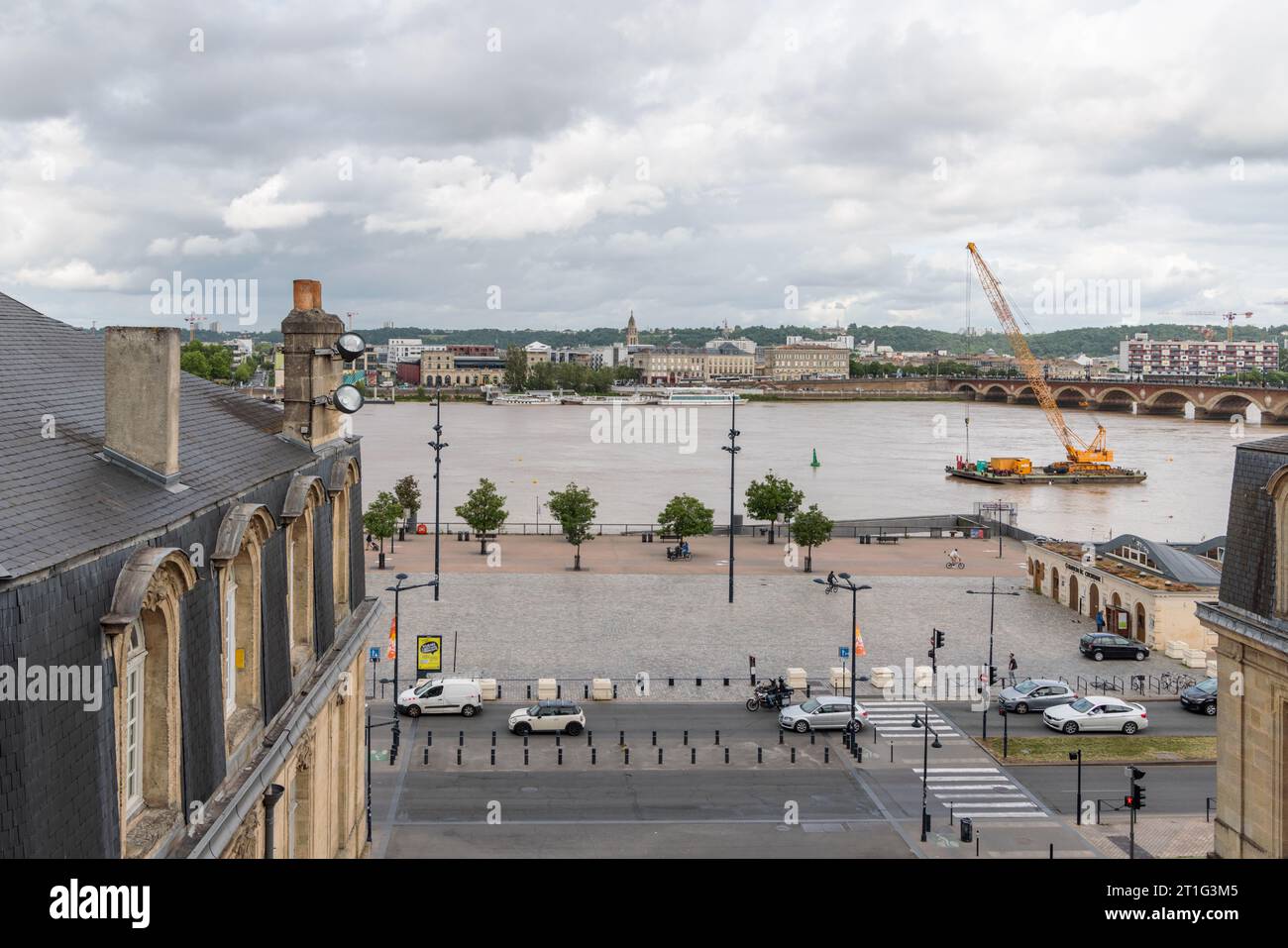 Vista del fiume Garonna a Bordeaux, Francia, dalla cima dell'antica porta di porte Cailhau. Pont de Pierre e la riva destra in lontananza. Foto Stock