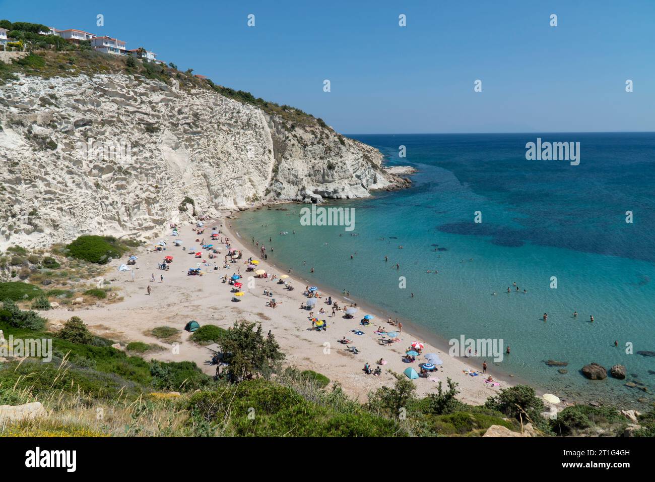 Vista sulla costa dell'isola. Spiaggia di Cleopatra, splendida vista sulla spiaggia vicino alla provincia di Smirne, Türkiye Foto Stock