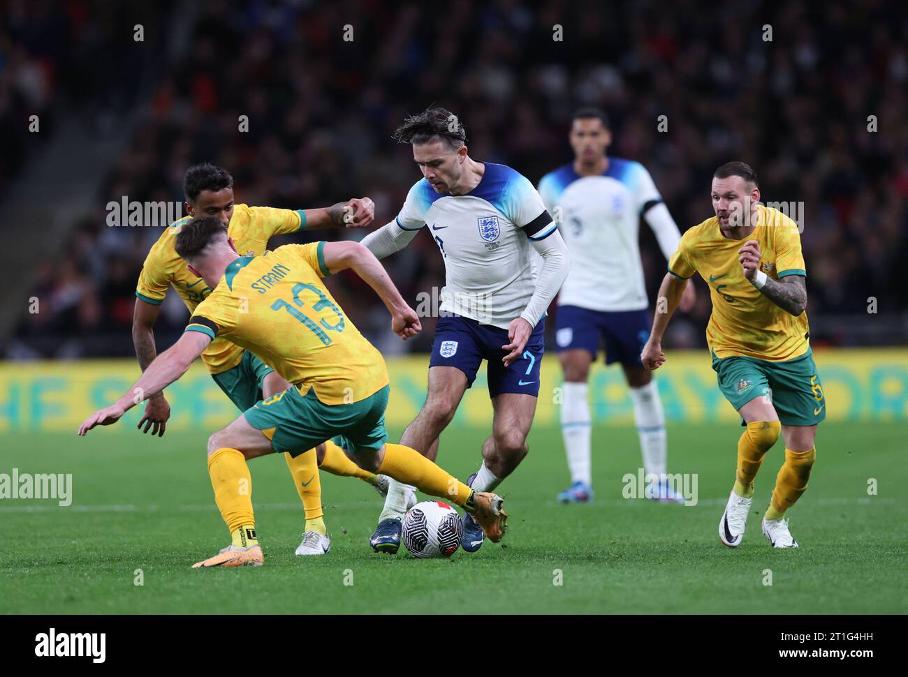 Londra, Regno Unito. 13 ottobre 2023. Jack Grealish dell'Inghilterra placcato dall'australiano Ryan Strain durante la partita amichevole internazionale al Wembley Stadium di Londra. Il credito fotografico dovrebbe leggere: David Klein/Sportimage credito: Sportimage Ltd/Alamy Live News Foto Stock