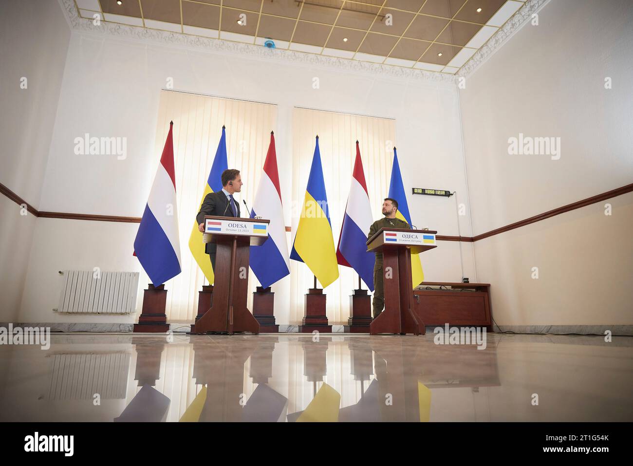 Odesa, Ucraina. 13 ottobre 2023. Il presidente ucraino Volodymyr Zelenskyy, a destra, e il primo ministro olandese Mark Rutte, a sinistra, ascoltano una domanda durante una conferenza stampa congiunta, il 13 ottobre 2023, a Odesa, in Ucraina. Credito: Ucraina Presidenza/Ufficio stampa presidenziale ucraino/Alamy Live News Foto Stock