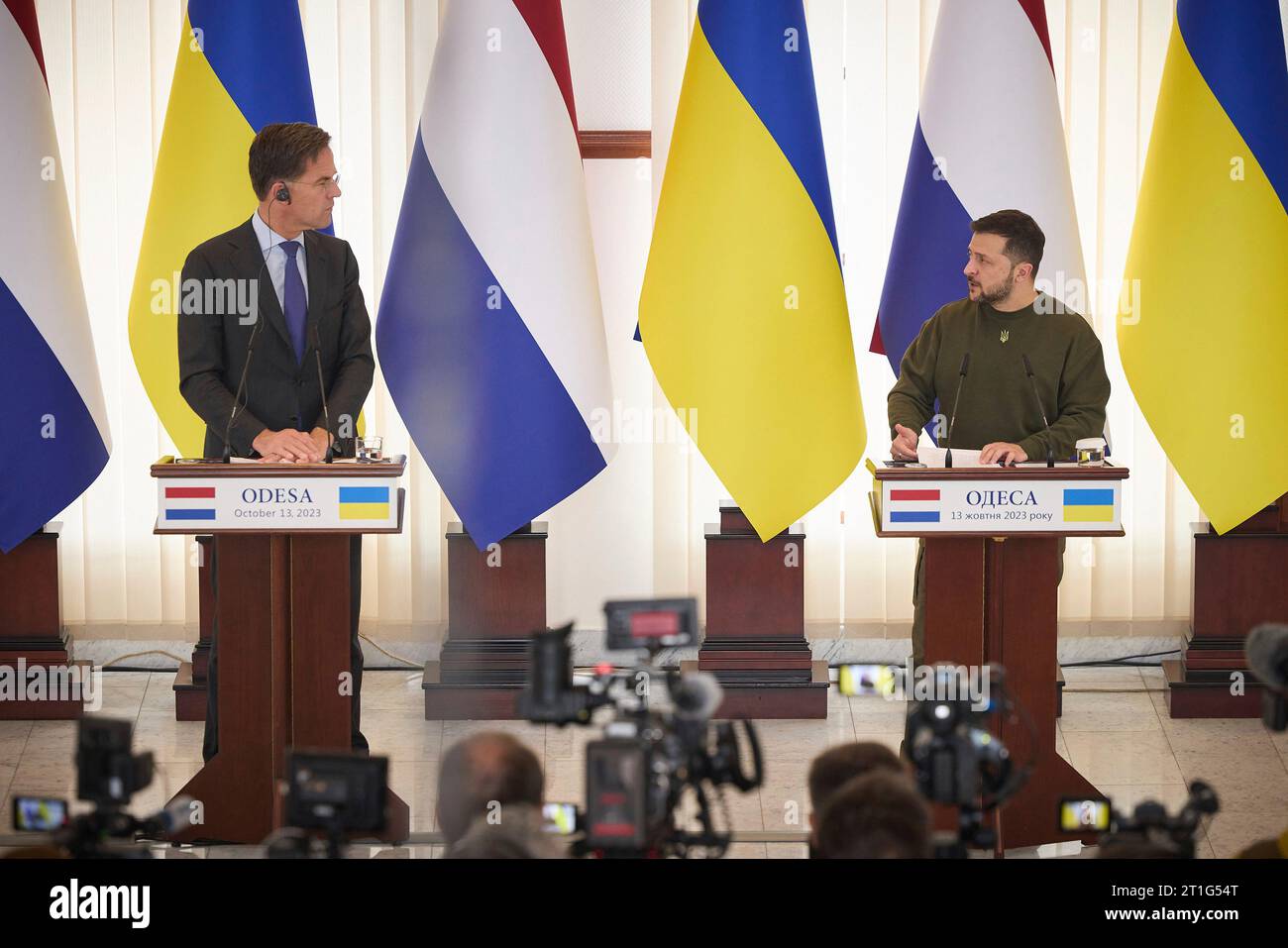 Odesa, Ucraina. 13 ottobre 2023. Il presidente ucraino Volodymyr Zelenskyy, a destra, risponde a una domanda durante una conferenza stampa congiunta con il primo ministro olandese Mark Rutte, a sinistra, il 13 ottobre 2023 a Odesa, Ucraina. Credito: Ucraina Presidenza/Ufficio stampa presidenziale ucraino/Alamy Live News Foto Stock