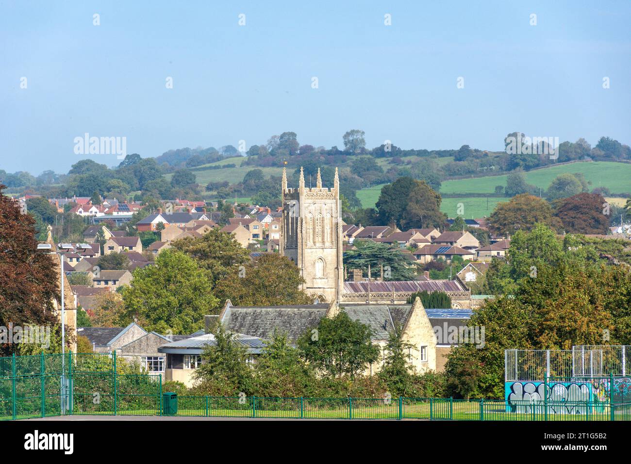 Vista della città che mostra la chiesa di Santa Maria da Jubilee Park, Bruton, Somerset, Inghilterra, Regno Unito Foto Stock
