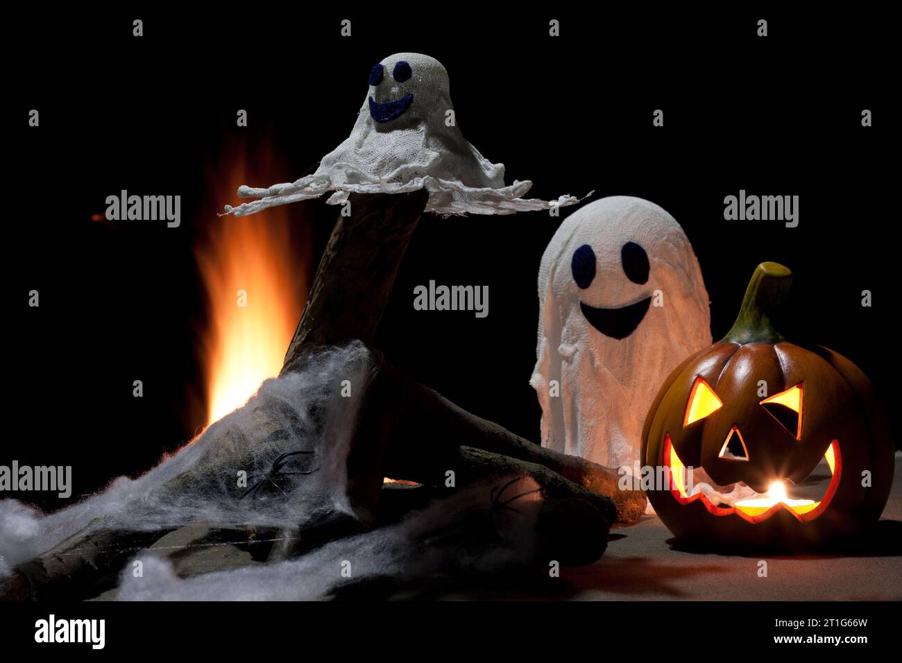 Buon Halloween. Decorazioni natalizie, fantasmi carini e luci scure di Jack-o-Lantern. lanterna di zucca intagliata con un'inquietante grinta, i fantasmi sono un attribut Foto Stock