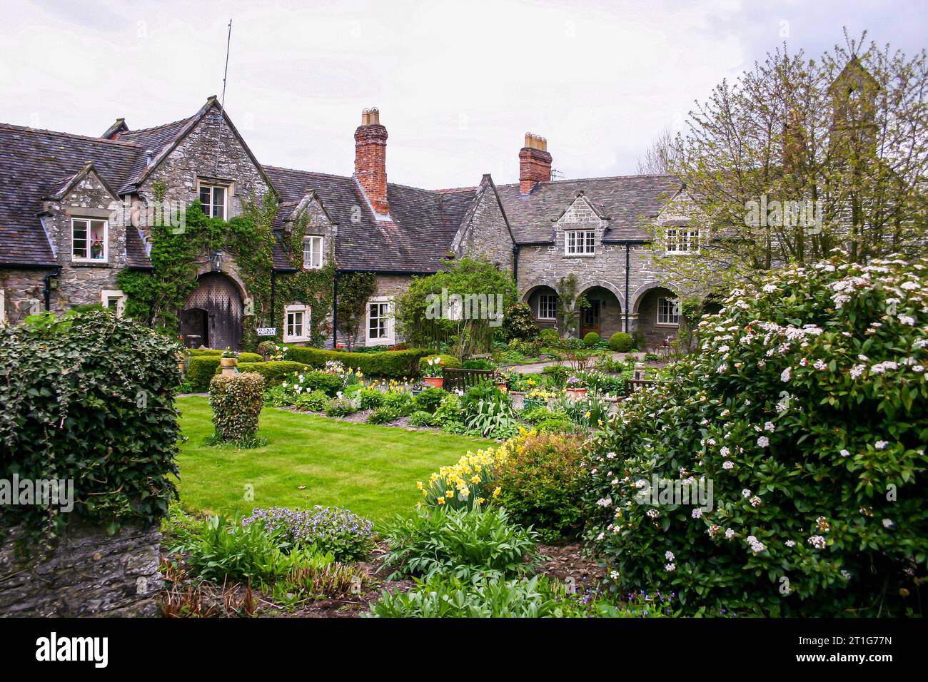 Il Trinity Hospital di Clun, Shropshire, fu costruito nel 1614 da Henry Howard, per ospitare 12 uomini "di buon carattere". È ancora in uso. Foto Stock