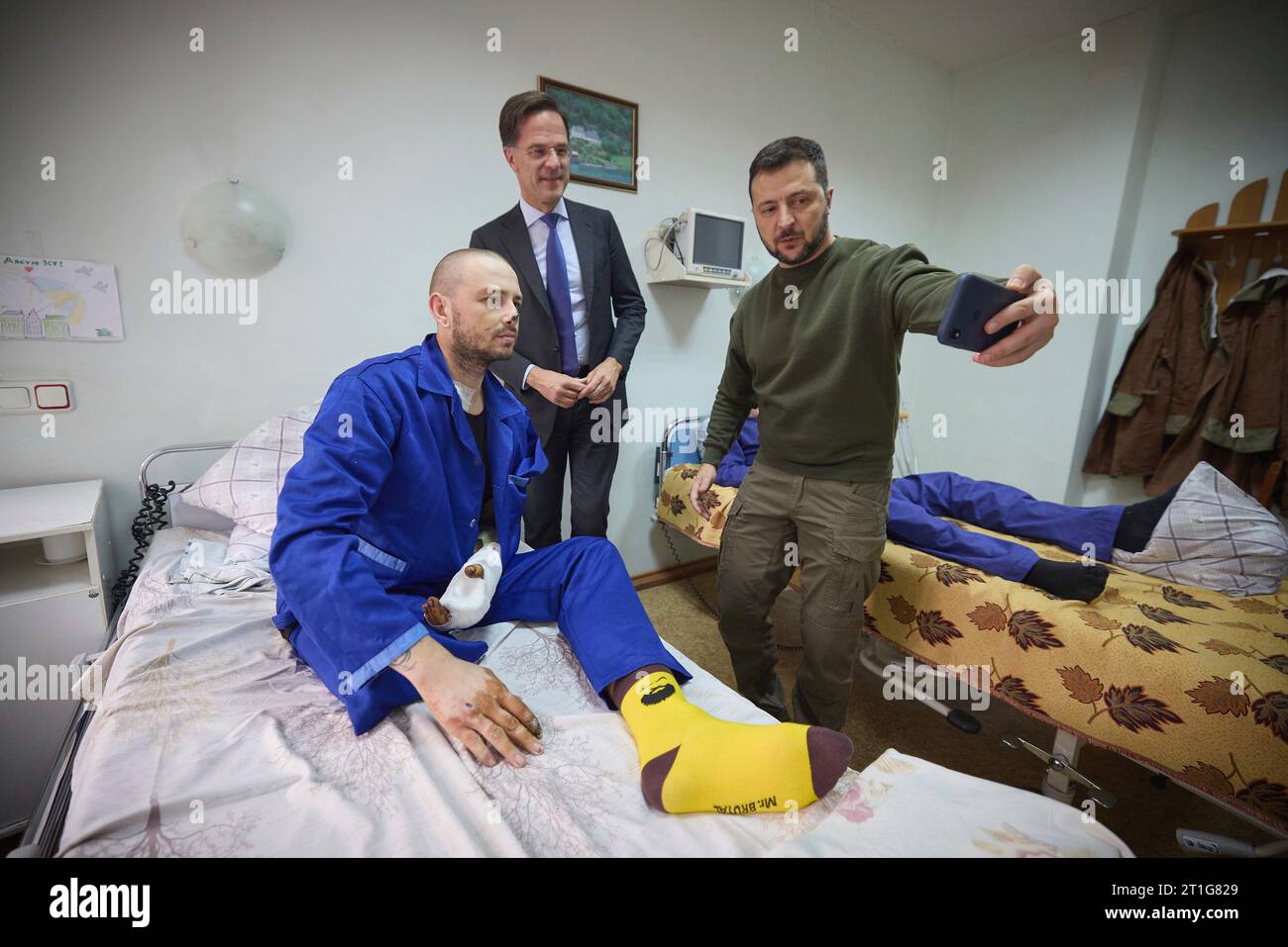 Odesa, Ucraina. 13 ottobre 2023. Primo ministro olandese Mark Rutte, centro, e presidente ucraino Volodymyr Zelenskyy, destra, fare un selfie con un marinaio ferito durante una visita a un ospedale militare, 13 ottobre 2023 a Odesa, Ucraina. Credito: Ucraina Presidenza/Ufficio stampa presidenziale ucraino/Alamy Live News Foto Stock