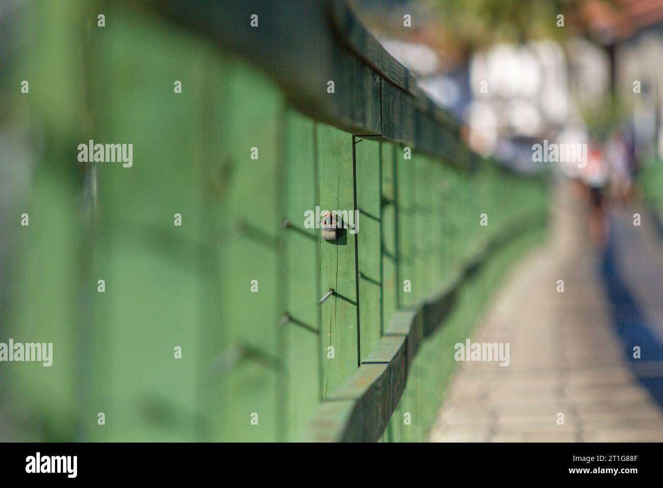 Un vecchio lucchetto bloccato su un ponte di colore verde a Rio de Janeiro, Brasile. Foto Stock