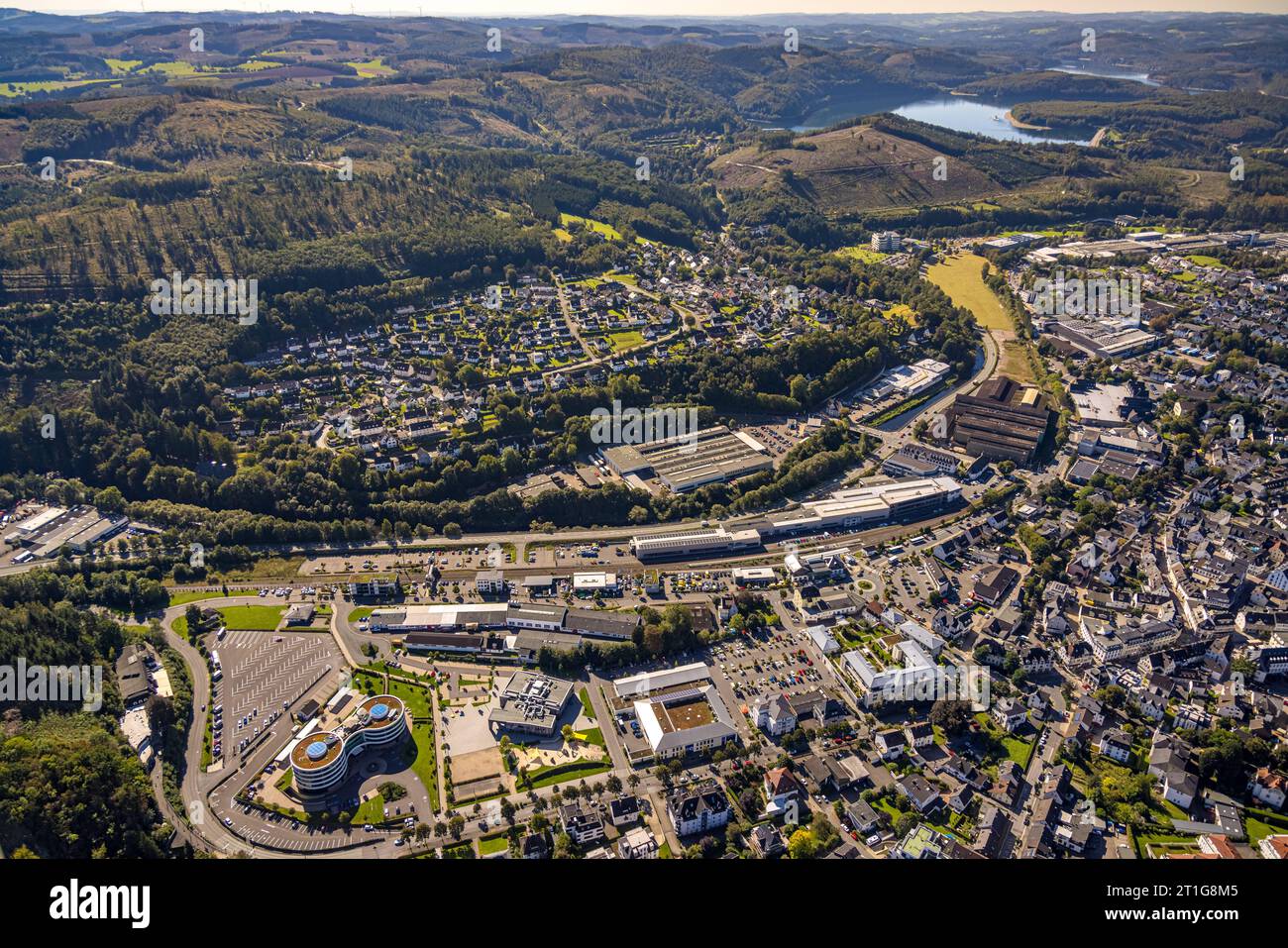 Luftbild, Allee-Center, Hanse Hotel, Bahnhof, Wohngebiet Heldener Straße, Blick ins Sauerland und zum Biggesee, Attendorn, Sauerland, Nordrhein-Westfalen, Deutschland ACHTUNGxMINDESTHONORARx60xEURO *** Aerial View, Allee Center, Hanse Hotel, stazione ferroviaria, zona residenziale Heldener Straße, vista a Sauerland e Biggesee, Attendorn, Sauerland, Renania settentrionale Vestfalia, Germania ATTENTIONE Credit Foto Stock