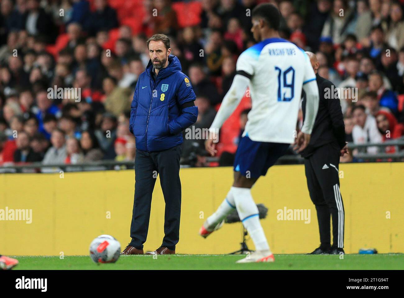 Londra, Regno Unito. 13 ottobre 2023. Il manager inglese Gareth Southgate assiste Marcus Rashford durante l'amichevole internazionale tra Inghilterra e Australia al Wembley Stadium il 13 ottobre 2023 a Londra. (Foto di Daniel Chesterton/phcimages.com) Credit: PHC Images/Alamy Live News Foto Stock