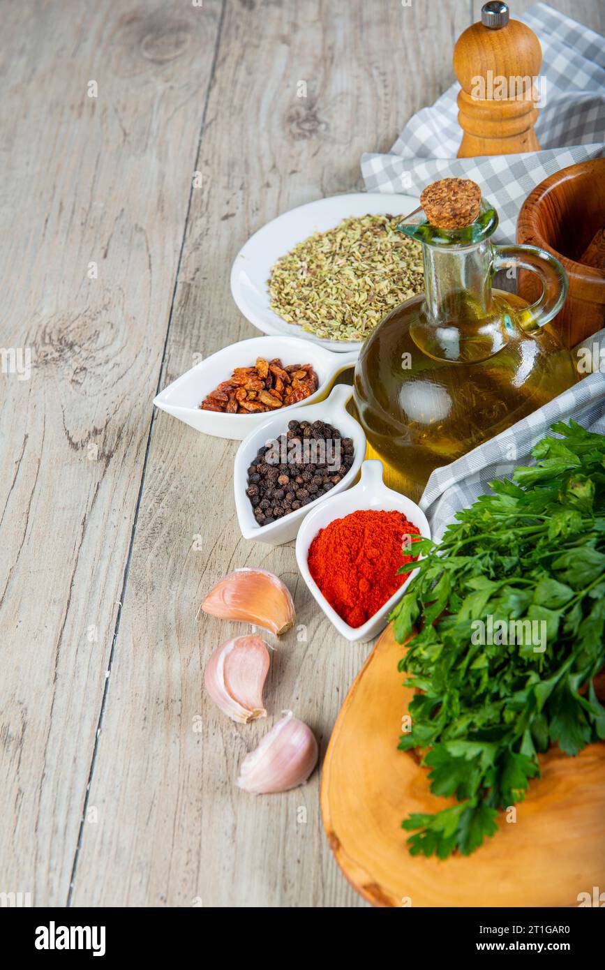 Salsa Chimichurri argentina e ingredienti per prepararla Foto Stock