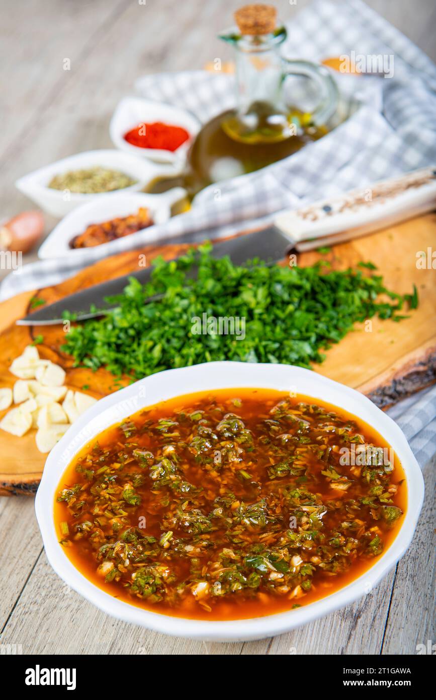 Salsa Chimichurri argentina e ingredienti per prepararla Foto Stock